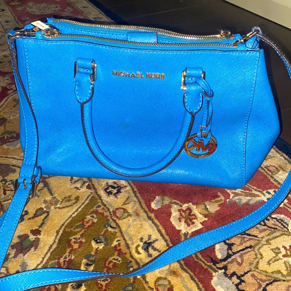 Michael Kors crossbody with strap. Exterior is perfect interior could use clean